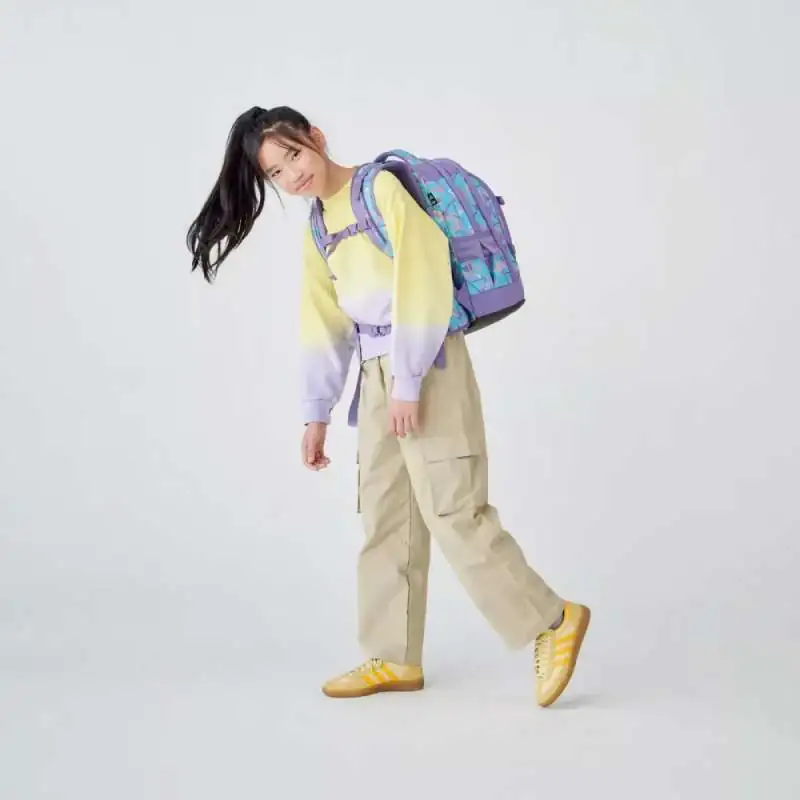 SATCH Schulrucksack pack 80s Dance Vorderansicht Mädchen von der Seite 2