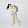 SATCH Schulrucksack pack 80s Dance Vorderansicht Mädchen von der Seite 2