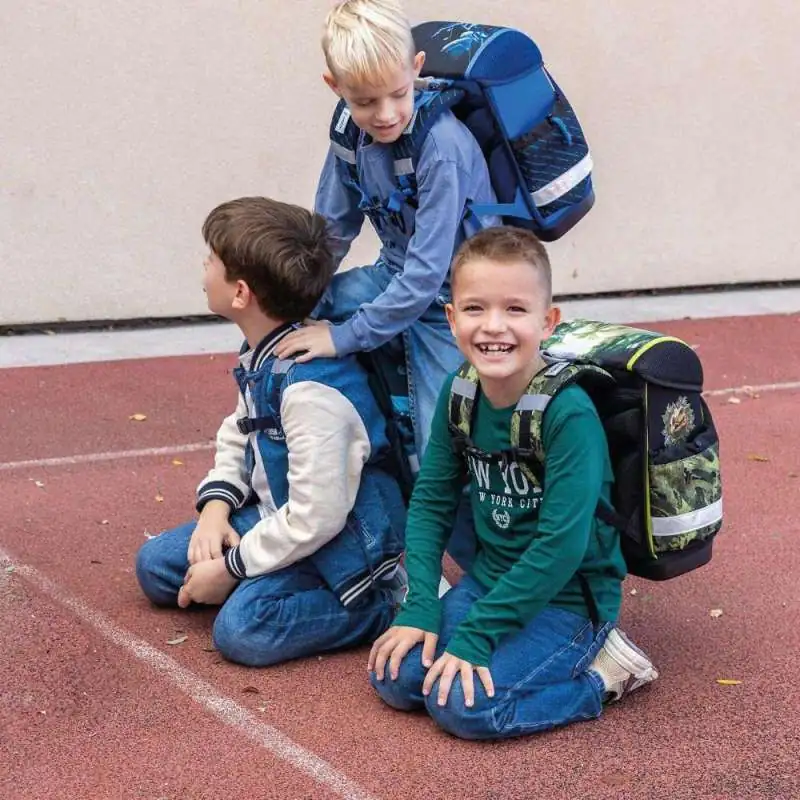 Belmil Schulranzen CLASSY 4 tlg - Lost World Schulkinder mit Schulranzen