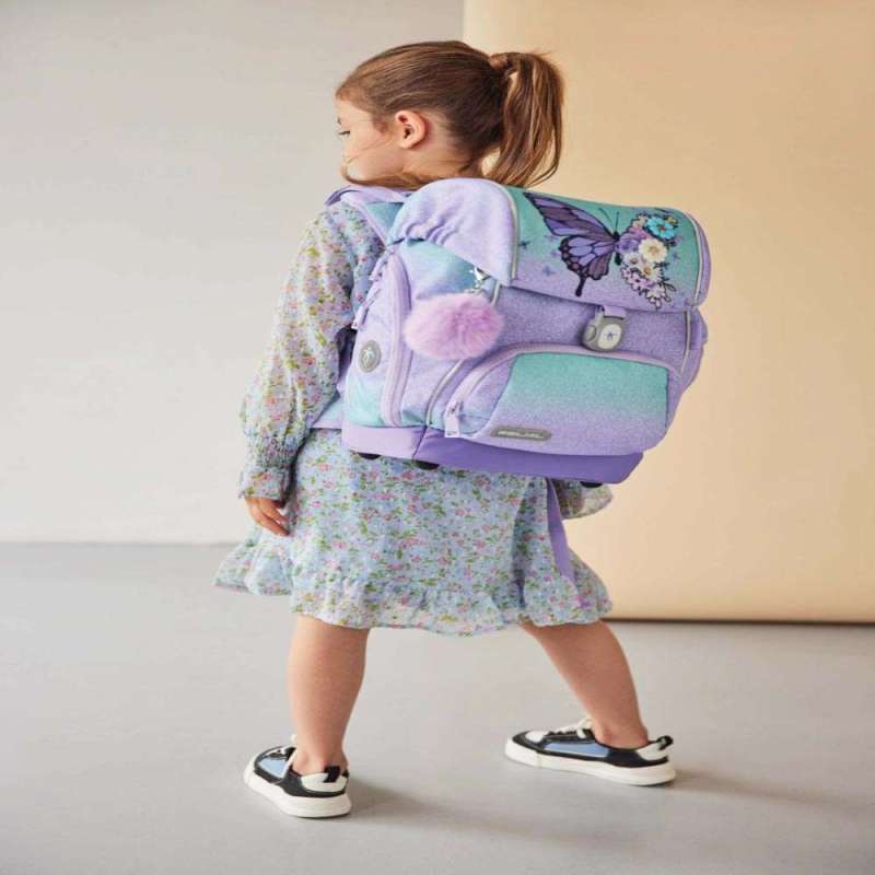 BELMIL Schulranzen COMFY PLUS Set 5 tlg - Serenity Kind mit Schulranzen Rückansicht