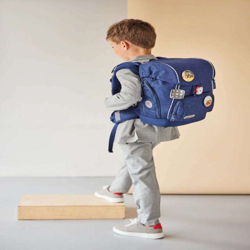 BELMIL Schulranzen CLASSY PLUS Set 5 tlg - Topographic  Kind mit Schulranzen Rückansicht