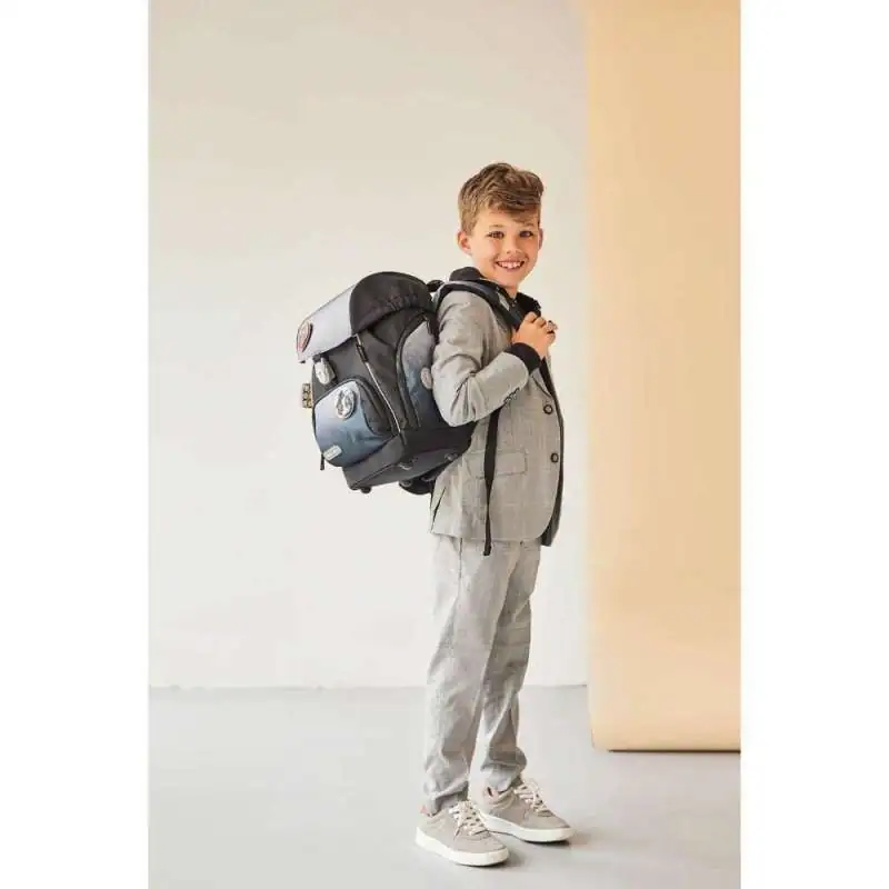 BELMIL Schulranzen COMFY PLUS Set 5 tlg - Black Grey Kind mit Schulranzen seitlich