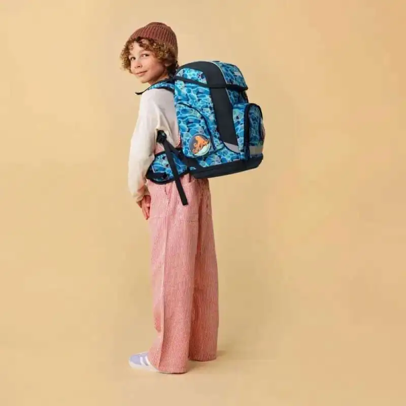 ERGOBAG Schulranzen Set 5 tlg CUBO - AbtauchBär Kind mit Schulranzen seitliche Ansicht