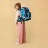 ERGOBAG Schulranzen Set 5 tlg CUBO - AbtauchBär Kind mit Schulranzen seitliche Ansicht