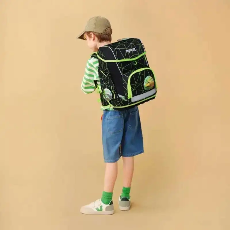 ERGOBAG Schulranzen Set 5 tlg CUBO - CyBär Race Kind mit Schulranzen Rückansicht