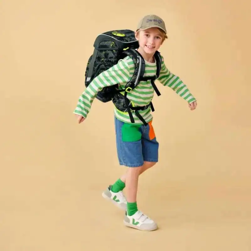 ERGOBAG Schulranzen Set 5 tlg CUBO - MähdreschBär Kind mit Schulranzen Front