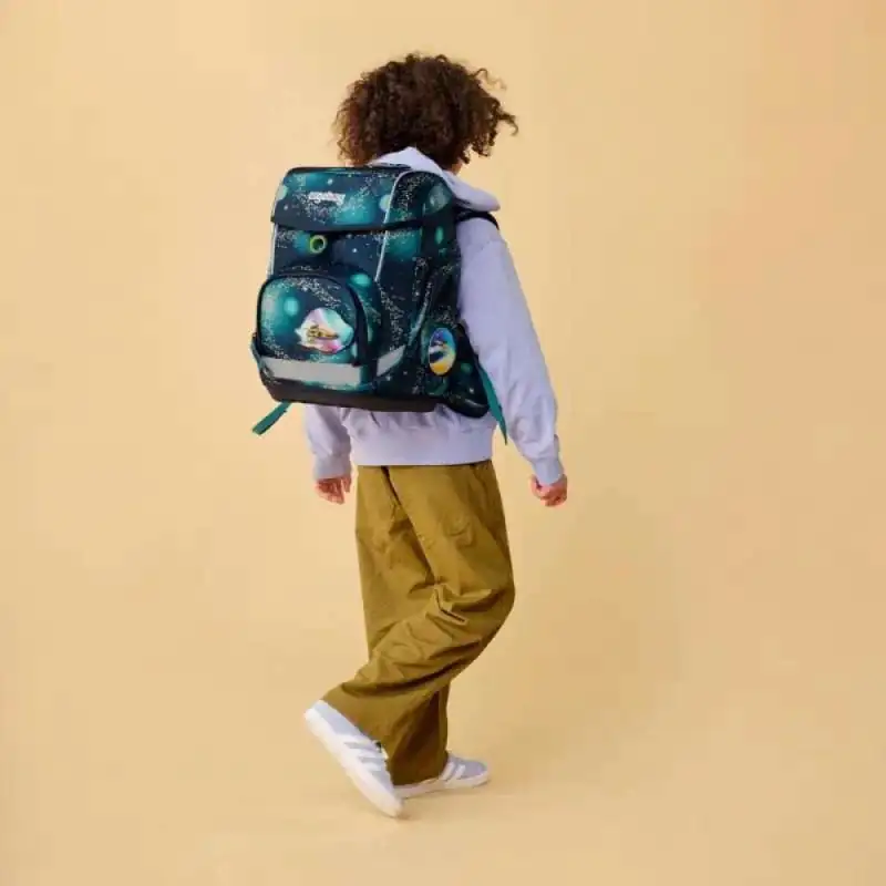 ERGOBAG Schulranzen Set 5 tlg CUBO - RaumfahrBär Kind mit Schulranzen Rückansicht