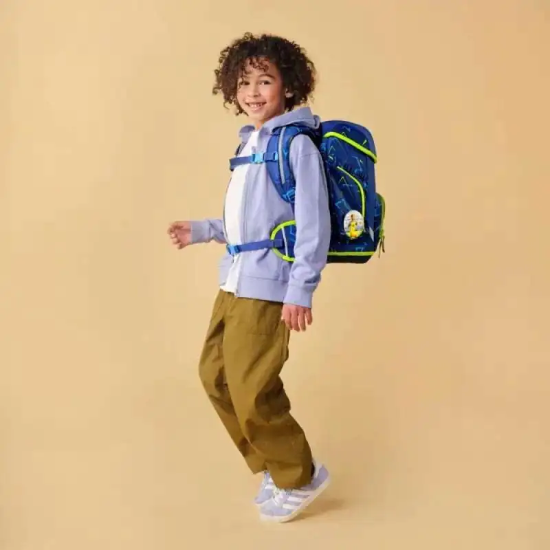 ERGOBAG Schulranzen Set 5 tlg CUBO - SpitzenreitBär Kind mit Schulranzen seitliche Ansicht