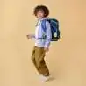 ERGOBAG Schulranzen Set 5 tlg CUBO - SpitzenreitBär Kind mit Schulranzen seitliche Ansicht