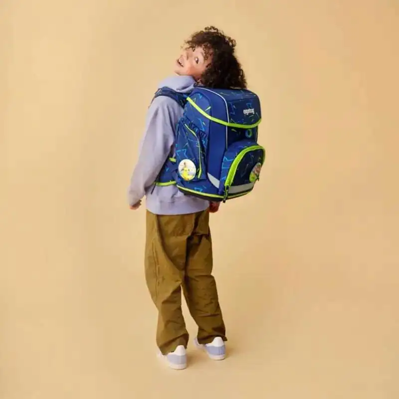 ERGOBAG Schulranzen Set 5 tlg CUBO - SpitzenreitBär Kind mit Schulranzen Rückansicht