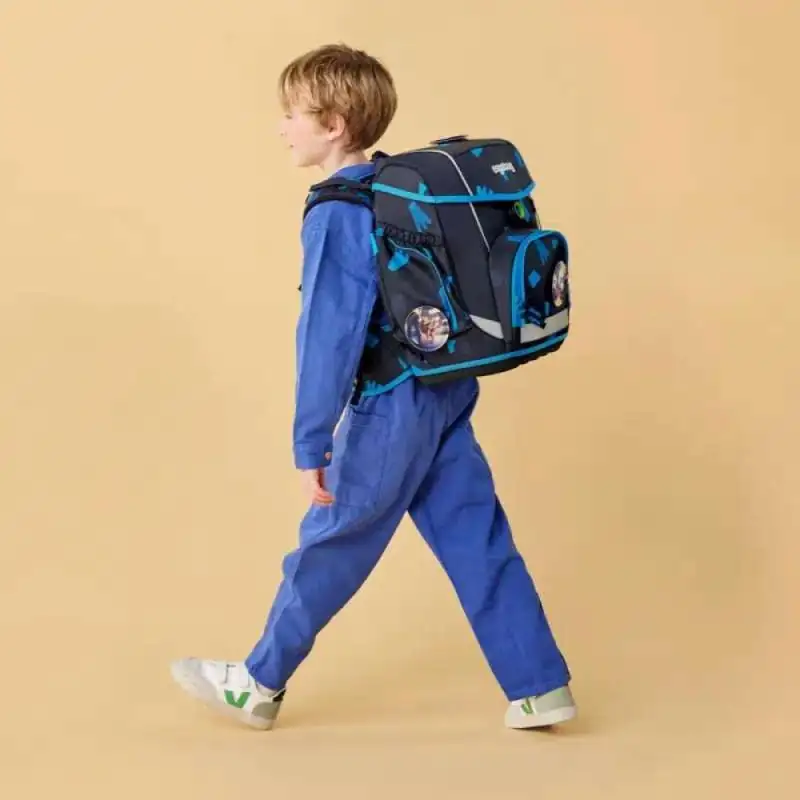 ERGOBAG Schulranzen Set 5 tlg CUBO - VerfolgBärjagd Kind mit Schulranzen seitliche Ansicht