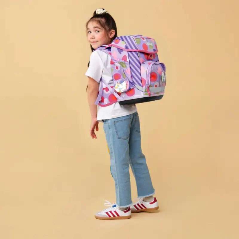ERGOBAG Schulranzen Set 5 tlg CUBO - BlütenzauBär Kind mit Schulranzen Rückansicht