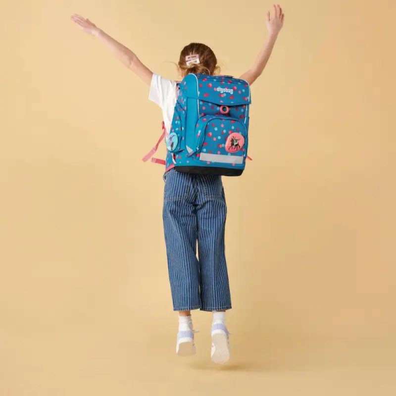 ERGOBAG Schulranzen Set 5 tlg CUBO - VoltiBär Kind mit Schulranzen Rückansicht