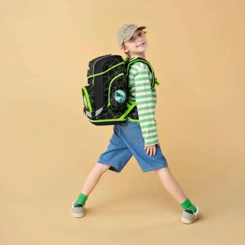 ERGOBAG Schulranzen Set 6 tlg CUBO LIGHT - CyBär Race Kind mit Schulranzen Rückansicht