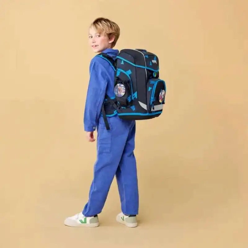 ERGOBAG Schulranzen Set 6 tlg CUBO LIGHT - VerfolgBärjagd Kind mit Schulranzen Rückansicht
