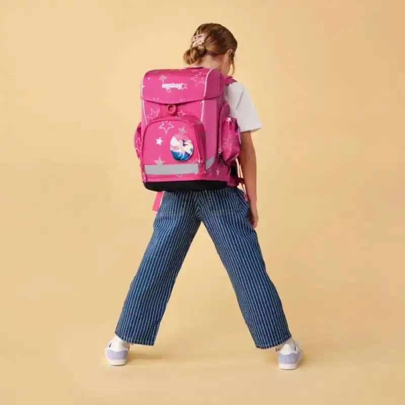 ERGOBAG Schulranzen Set 6 tlg CUBO LIGHT - SternenzauBär Kind mit Schulranzen Rückansicht