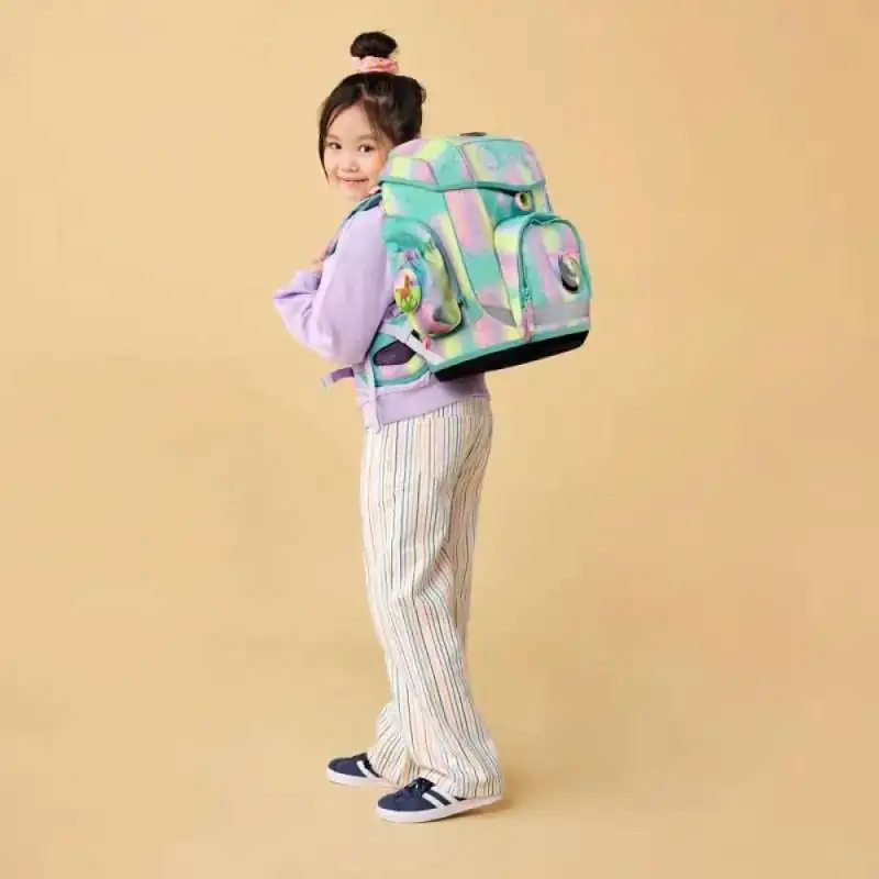 ERGOBAG Schulranzen Set 6 tlg CUBO LIGHT - ZauBärwelt Kind mit Schulranzen seitliche Ansicht