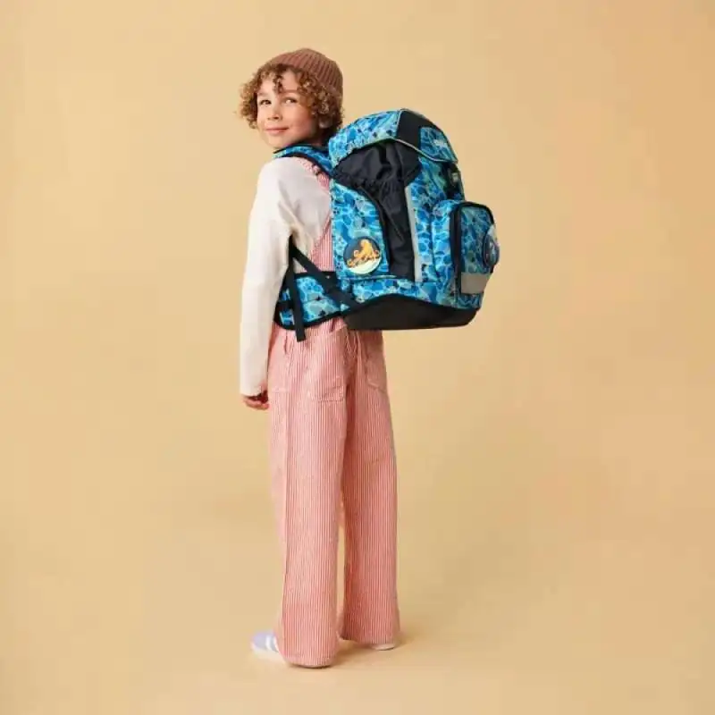 ERGOBAG Schulrucksack Set 6 tlg - AbtauchBär Kind mit Schulranzen Rückansicht