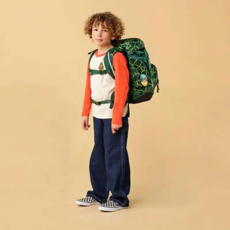 ERGOBAG Schulrucksack Set 6 tlg - BärRex Kind mit Schulranzen seitliche Ansicht