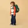 ERGOBAG Schulrucksack Set 6 tlg - BärRex Kind mit Schulranzen seitliche Ansicht