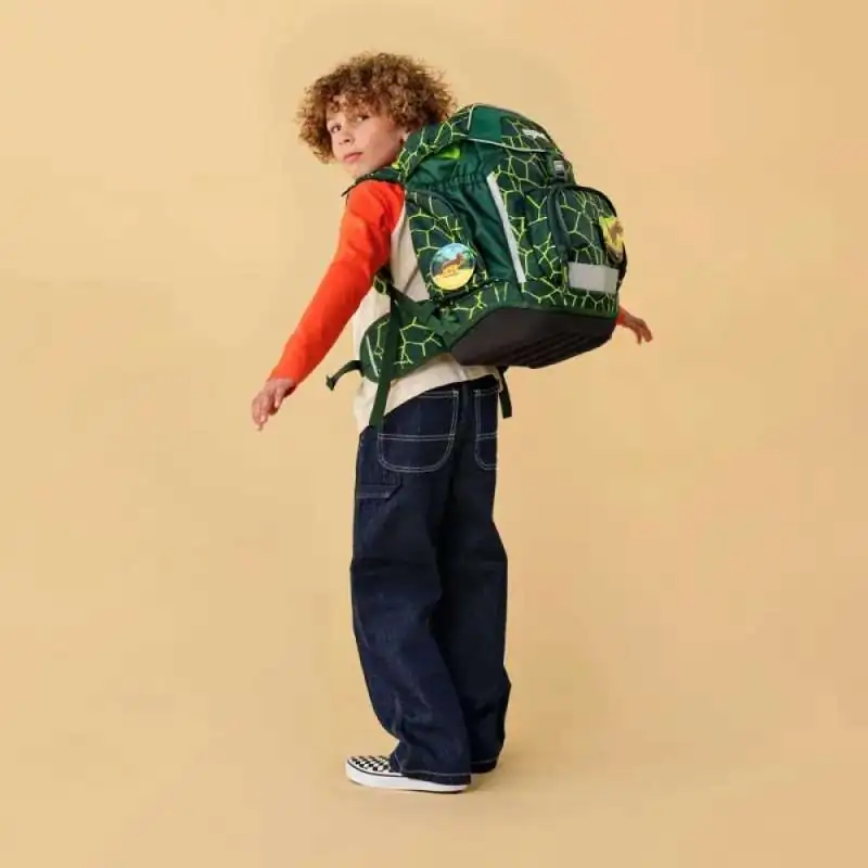 ERGOBAG Schulrucksack Set 6 tlg - BärRex Kind mit Schulranzen Rückansicht