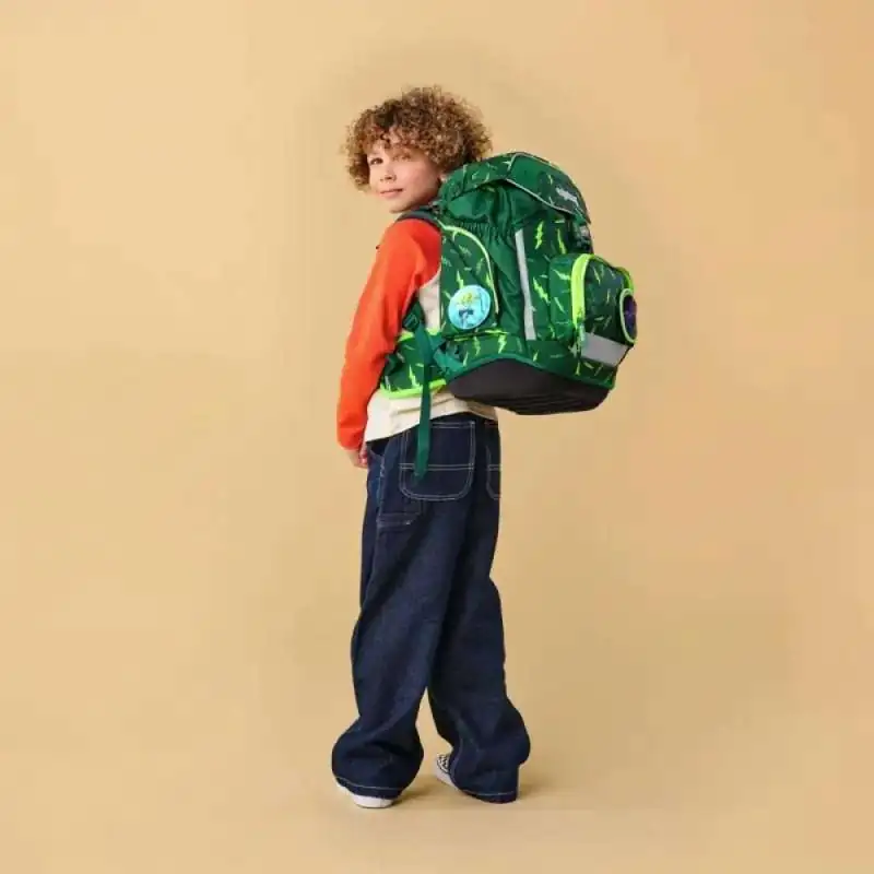 ERGOBAG Schulrucksack Set 6 tlg - Bärtastisch Kind mit Schulranzen Rückansicht