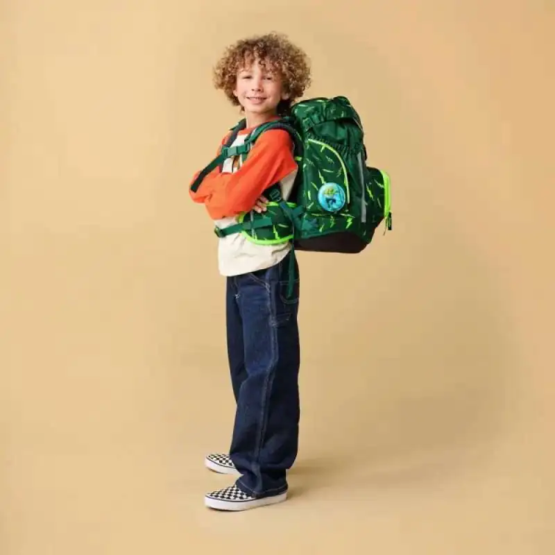 ERGOBAG Schulrucksack Set 6 tlg - Bärtastisch Kind mit Schulranzen seitliche Ansicht