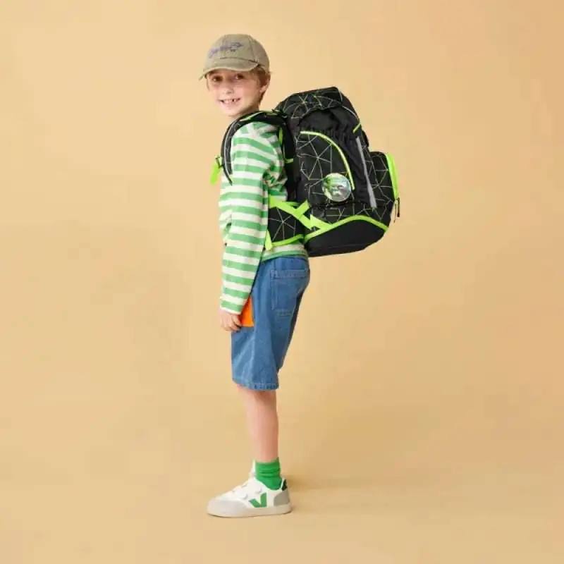 ERGOBAG Schulrucksack Set 6 tlg - CyBär Race Kind mit Schulranzen Rückansicht