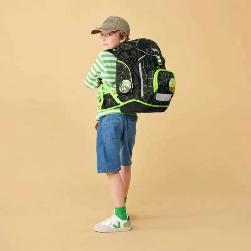 ERGOBAG Schulrucksack Set 6 tlg - CyBär Race Kind mit Schulranzen seitliche Ansicht