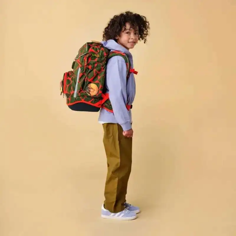 ERGOBAG Schulrucksack Set 6 tlg - FeuerspeiBär Kind mit Schulranzen seitliche Ansicht