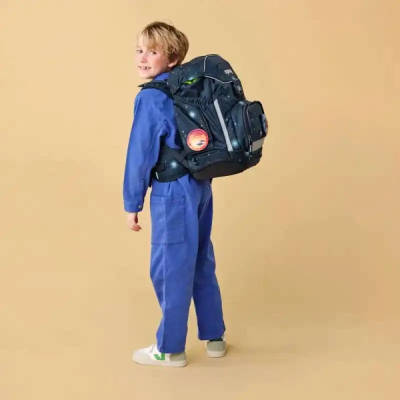 ERGOBAG Schulrucksack Set 6 tlg - KoBärnikus Kind mit Schulranzen Rückansicht