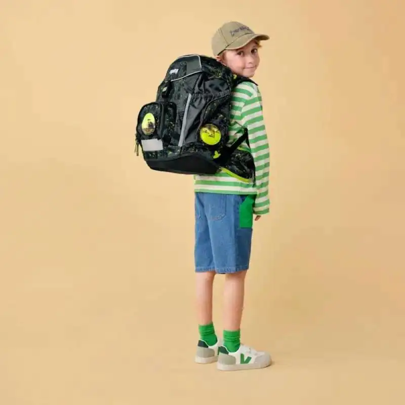 ERGOBAG Schulrucksack Set 6 tlg - MädreschBär Kind mit Schulranzen Rückansicht