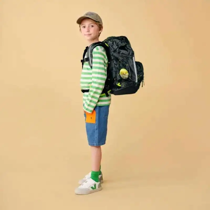 ERGOBAG Schulrucksack Set 6 tlg - MädreschBär Kind mit Schulranzen seitliche Ansicht