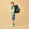 ERGOBAG Schulrucksack Set 6 tlg - MädreschBär Kind mit Schulranzen seitliche Ansicht