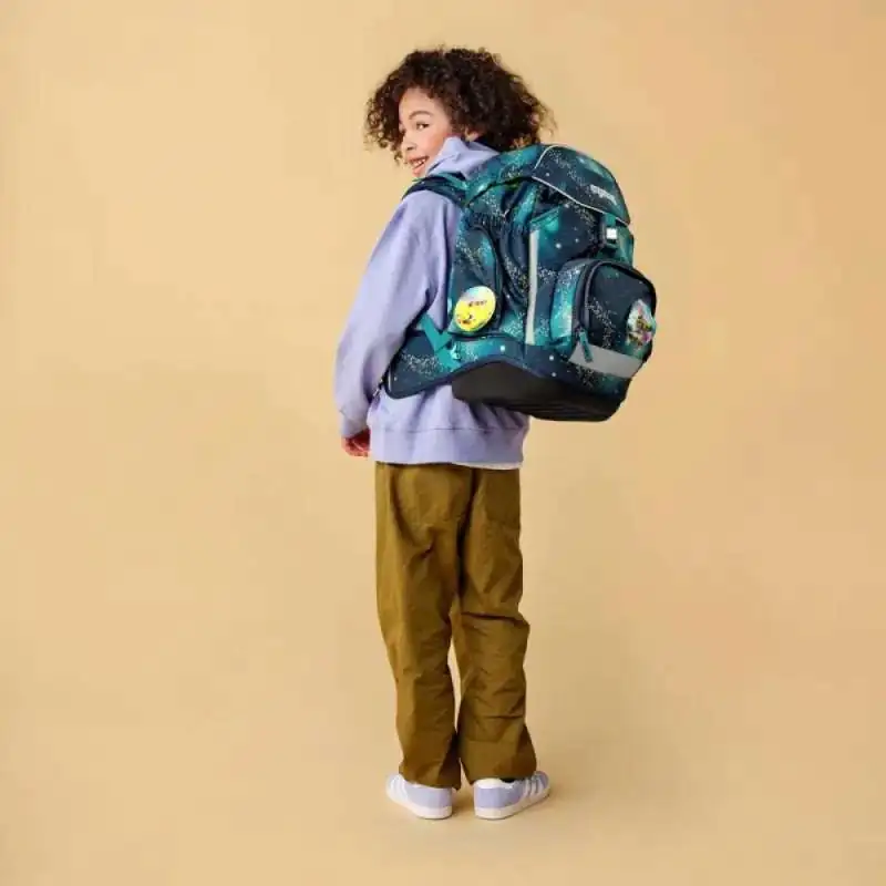 ERGOBAG Schulrucksack Set 6 tlg - RaumfahrBär Kind mit Schulranzen Rückansicht