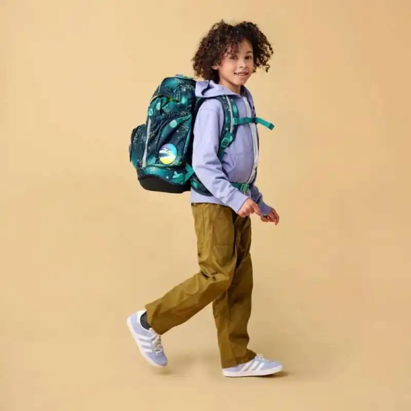 ERGOBAG Schulrucksack Set 6 tlg - RaumfahrBär Kind mit Schulranzen seitliche Ansicht