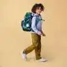 ERGOBAG Schulrucksack Set 6 tlg - RaumfahrBär Kind mit Schulranzen seitliche Ansicht