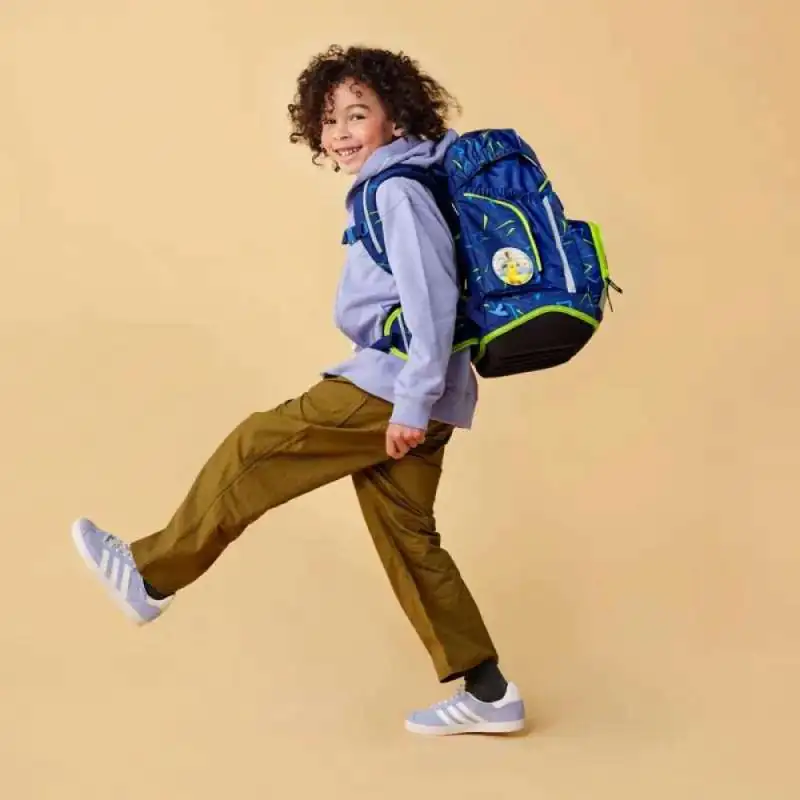 ERGOBAG Schulrucksack Set 6 tlg - SpitzenreitBär Kind mit Schulranzen seitliche Ansicht