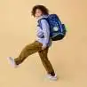 ERGOBAG Schulrucksack Set 6 tlg - SpitzenreitBär Kind mit Schulranzen seitliche Ansicht
