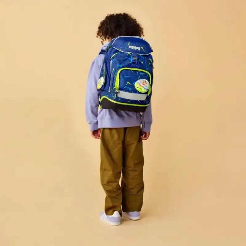 ERGOBAG Schulrucksack Set 6 tlg - SpitzenreitBär Kind mit Schulranzen Rückansicht