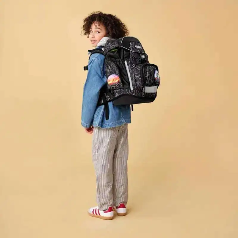 ERGOBAG Schulrucksack Set 6 tlg - Super Reflektbär Kind mit Schulranzen Rückansicht