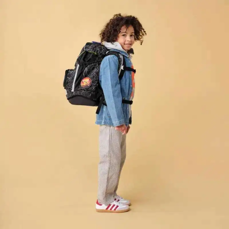 ERGOBAG Schulrucksack Set 6 tlg - Super Reflektbär Kind mit Schulranzen seitliche Ansicht