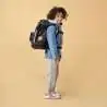 ERGOBAG Schulrucksack Set 6 tlg - Super Reflektbär Kind mit Schulranzen seitliche Ansicht