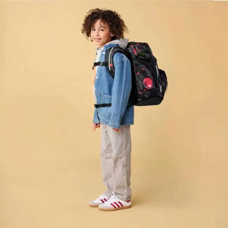 ERGOBAG Schulrucksack Set 6 tlg - TaekBärdo Kind mit Schulranzen seitliche Ansicht