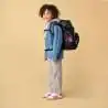 ERGOBAG Schulrucksack Set 6 tlg - TaekBärdo Kind mit Schulranzen seitliche Ansicht