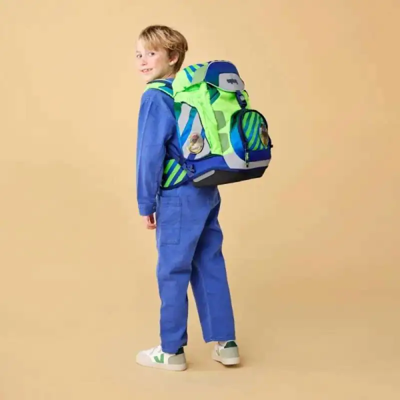 ERGOBAG Schulrucksack Set 6 tlg - TruckBär Kind mit Schulranzen Rückansicht