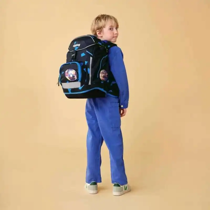 ERGOBAG Schulrucksack Set 6 tlg - VerfolgBärjagd Kind mit Schulranzen Rückansicht