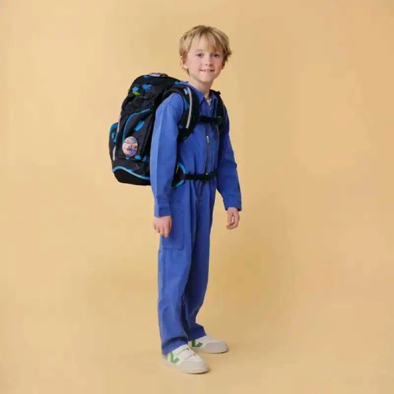 ERGOBAG Schulrucksack Set 6 tlg - VerfolgBärjagd Kind mit Schulranzen seitliche Ansicht