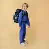 ERGOBAG Schulrucksack Set 6 tlg - VerfolgBärjagd Kind mit Schulranzen seitliche Ansicht