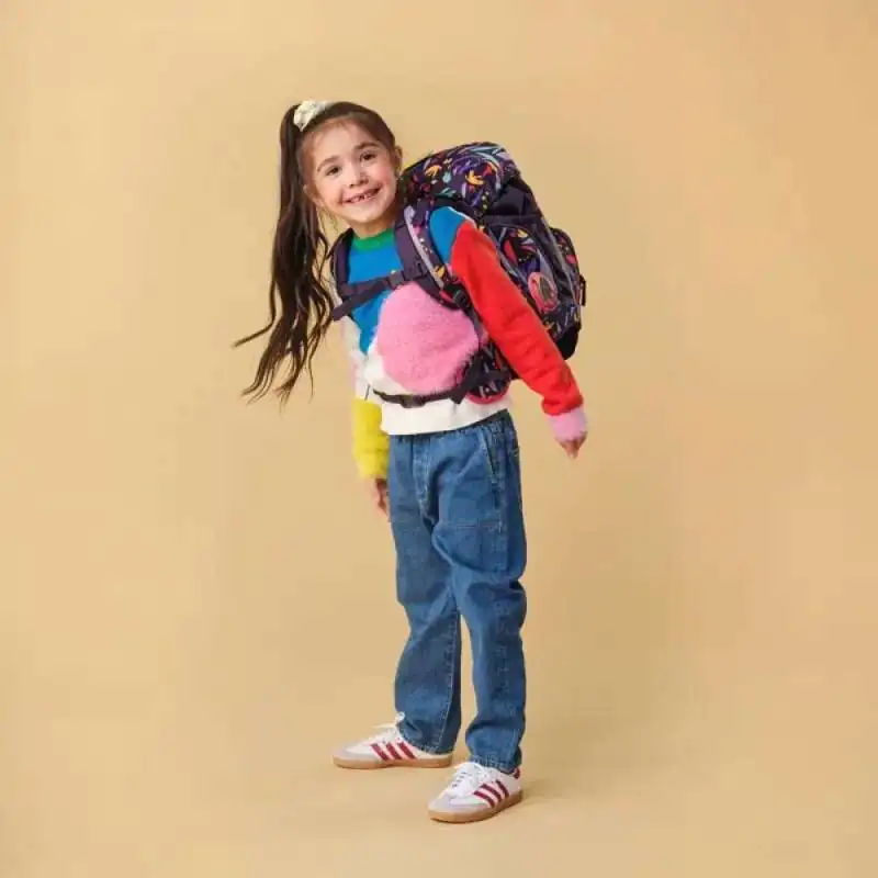 ERGOBAG Schulrucksack Set 6 tlg PACK - AmBärzonas Kind mit Schulranzen seitliche Ansicht